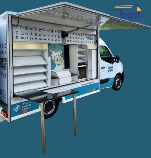 Camion office de tourisme mobile en situation Camion office de tourisme mobile en situation
