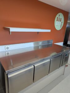 CAMION FOODTRUCK FOODBOX CELLULE DE 4.20 M SNACKING VUE INTERIEURE
