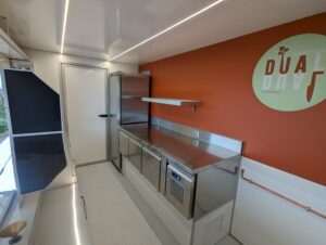 CAMION FOODTRUCK FOODBOX CELLULE DE 4.20 M SNACKING VUE INTERIEURE