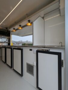 CAMION FOODTRUCK FOODBOX CELLULE DE 4.20 M SNACKING VUE INTERIEURE
