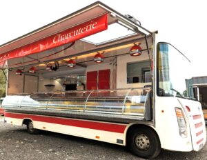 Camion marché charcuterie avec vitrine ouverte