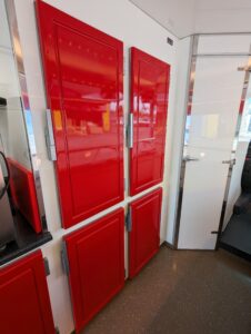 Portes rouges de réserve intérieure