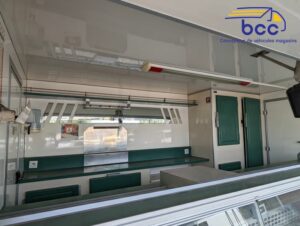 vitrine extérieure du camion boucherie