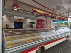 Camion magasin charcuterie vu de l’intérieur