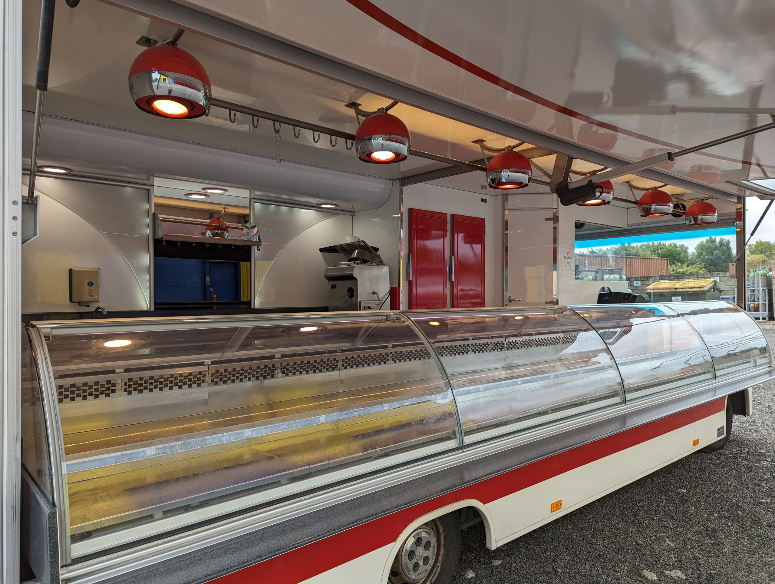 Camion magasin charcuterie vu de l’intérieur