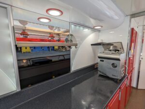Plan de travail Polyester et hachoir professionnel dans camion charcuterie