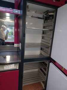 Réserve réfrigérée avec crochets à viande et clayettes dans un camion boucherie de marché
