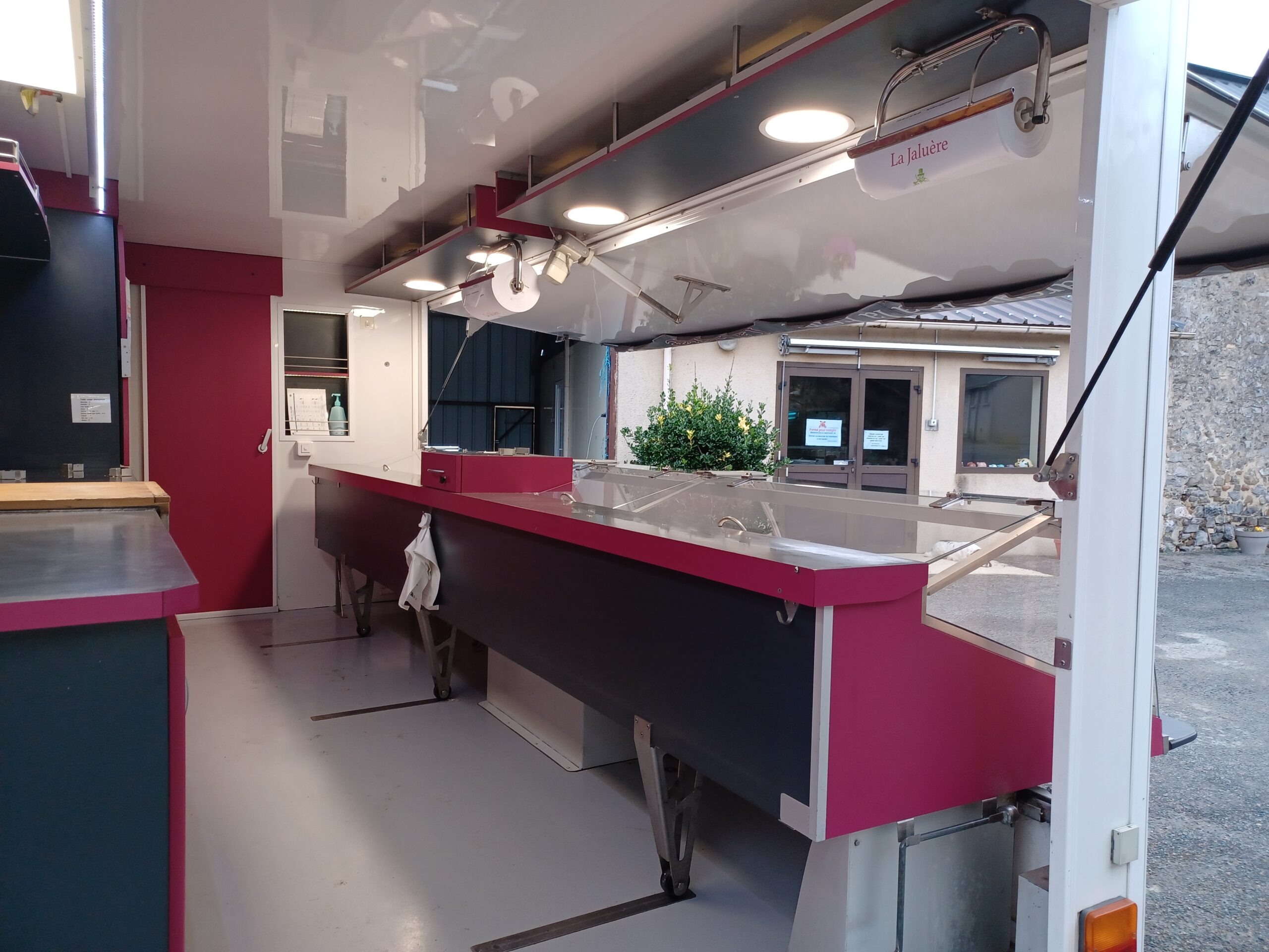 Intérieur du camion boucherie avec plan de travail, rangements et billot