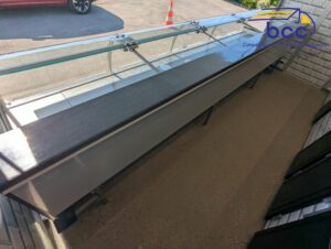 Vitrine réfrigérée côté client du camion de marché Renault 4m50