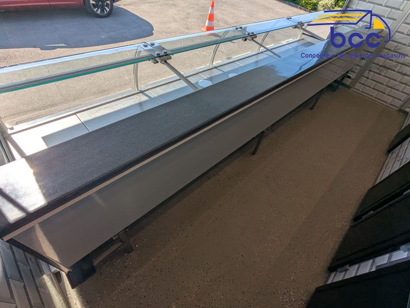 Vitrine réfrigérée côté client du camion de marché Renault 4m50