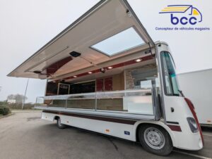 Camion marché panoramique vue extérieure avec vitrine ouverte