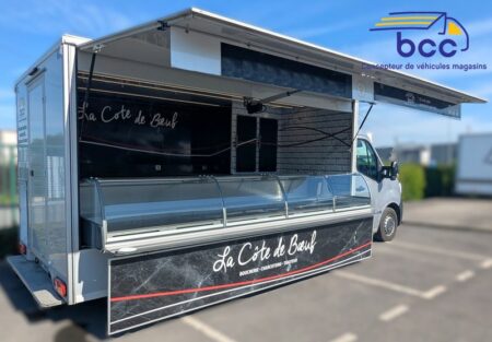 amion de marché Renault Master avec vitrine extérieure pour boucherie charcuterie