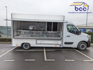 Camion marché tournée Renault Master vu de profil ouvert