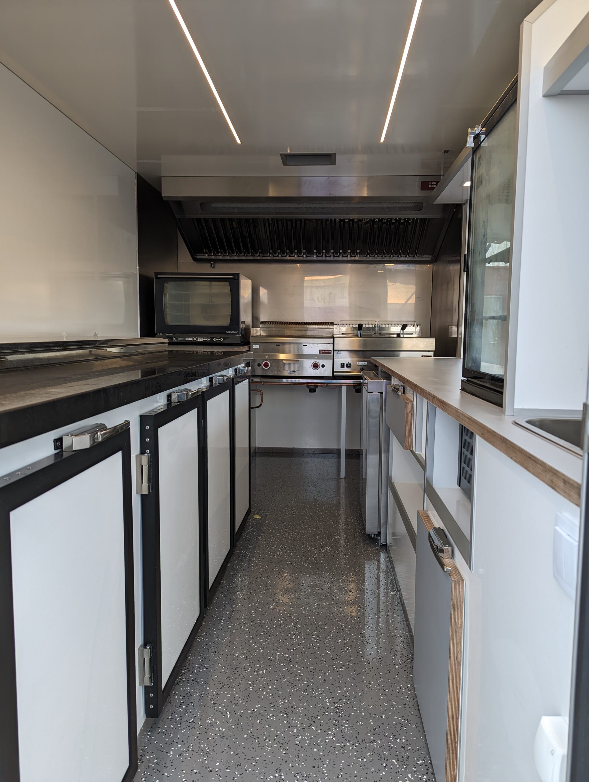 Vue intérieure foodtruck snack
