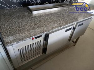Plan de travail granite et réfrigérateur inox