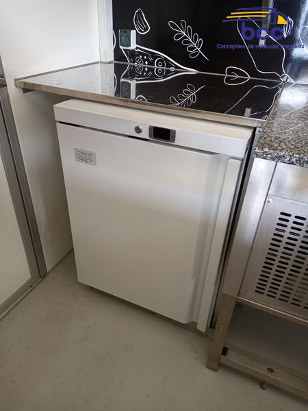 Petit frigo blanc encastré