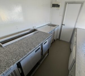 tour à pizza 3 portes et plan granit