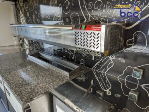 Saladette inox suspendue au-dessus du plan