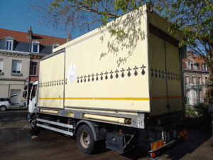 Container en position repliée pour route