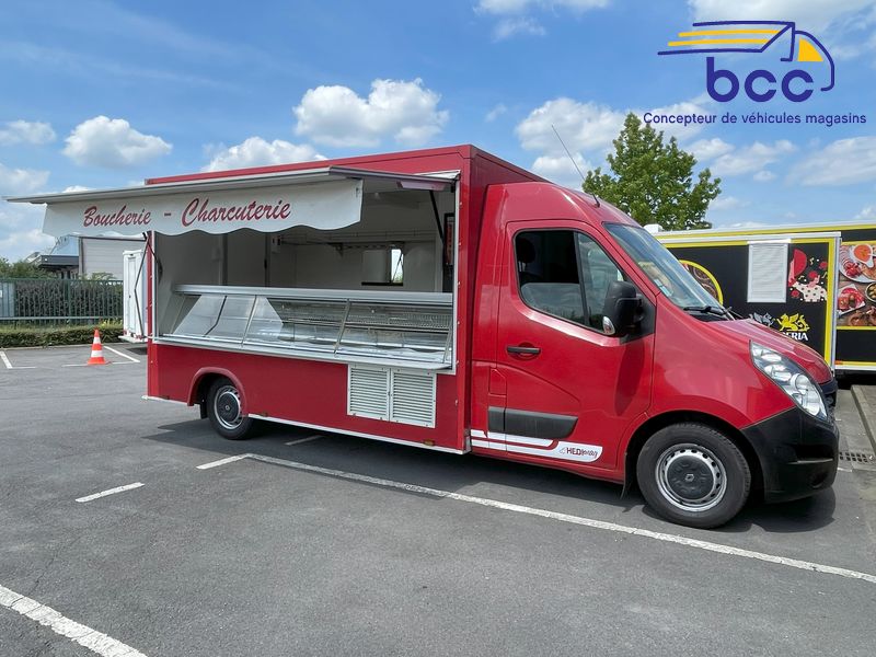 Vue complète véhicule de tournée Camion utilitaire rouge prêt pour la tournée