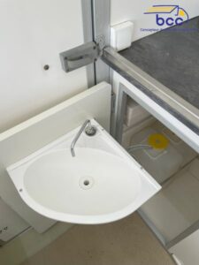 Lave-main avec cuve et jerrican intégré dans le camion boucher
