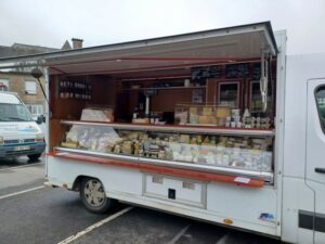 vitrine droite camion de marché fromager