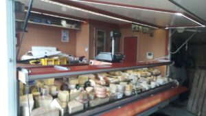 vitrine réfrigérée camion marché fromager gros plan