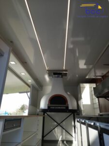 Comptoir de service et four à bois intégré dans le foodtruck pizza