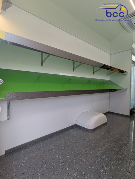 étagères inclinées camion marché