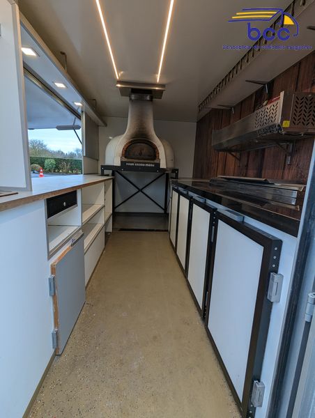 Intérieur complet du foodtruck avec four bois et rangements