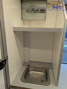 Évier inox avec groupe d’eau et chauffe-eau intégré