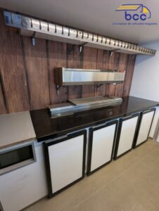 Plan de travail granit avec meubles de rangement intégrés