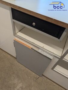 Ce linéaire de préparation en inox, spacieux et résistant, est accompagné de nombreux meubles de rangement permettant d’organiser efficacement les ingrédients, ustensiles et contenants, afin d’optimiser la production.