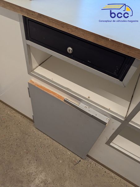 Ce linéaire de préparation en inox, spacieux et résistant, est accompagné de nombreux meubles de rangement permettant d’organiser efficacement les ingrédients, ustensiles et contenants, afin d’optimiser la production.