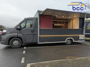 Intérieur spacieux du foodtruck pizza avec four à bois, plan de travail et rangements intégrés.