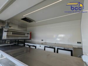 plan de travail inox dans camion snack