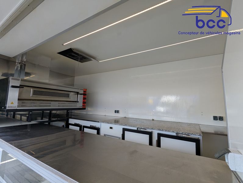 plan de travail inox dans camion snack