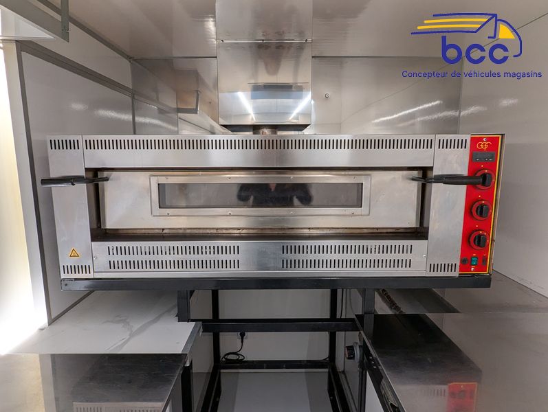 four GGF dans foodtruck pizza professionnel