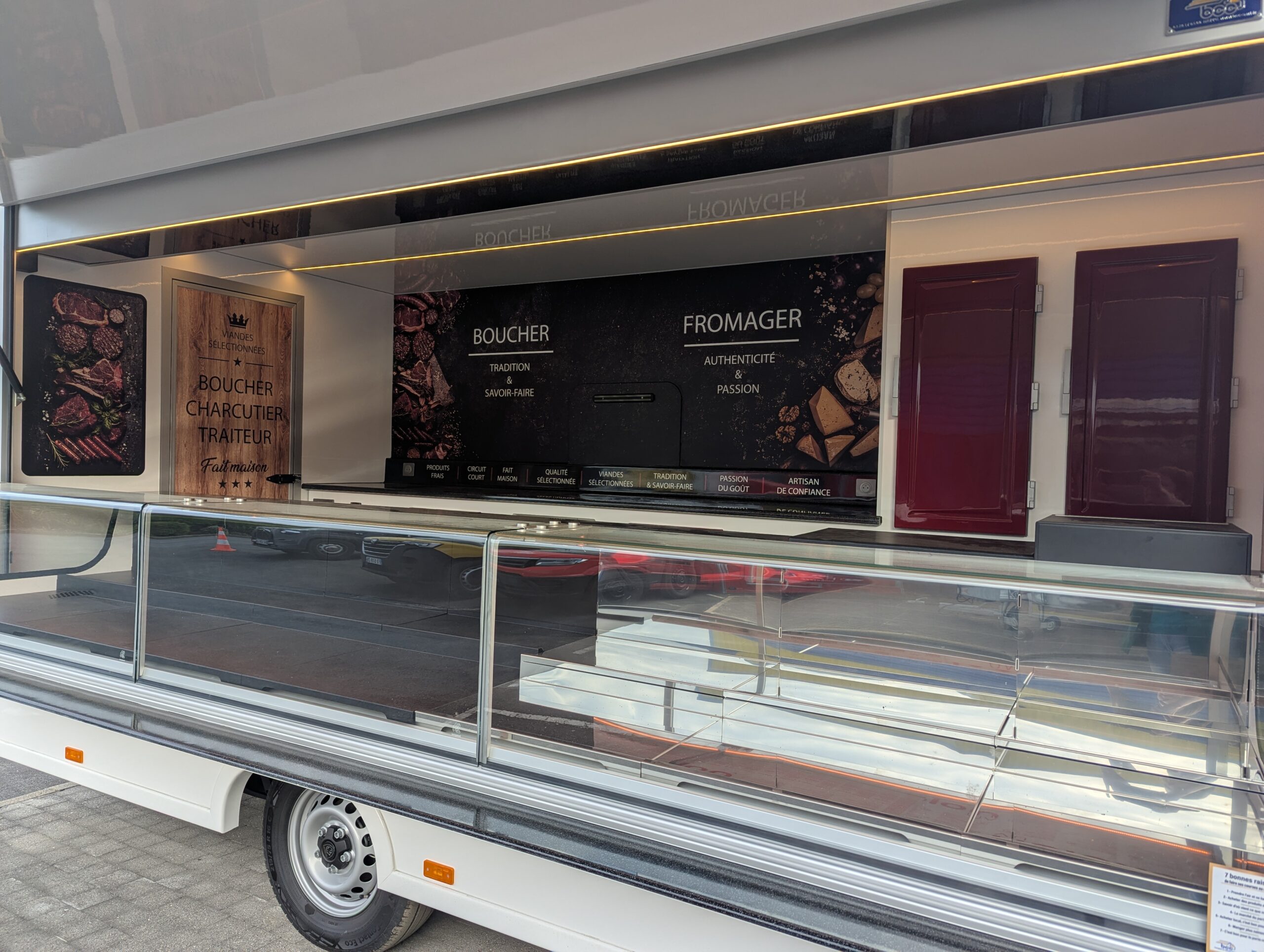 camion marché alimentaire ouvert côté vente