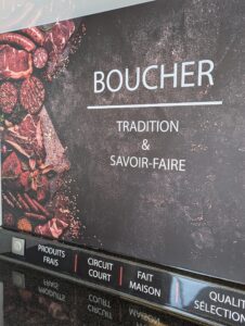 intérieur camion boucherie fromagerie avec vitrine