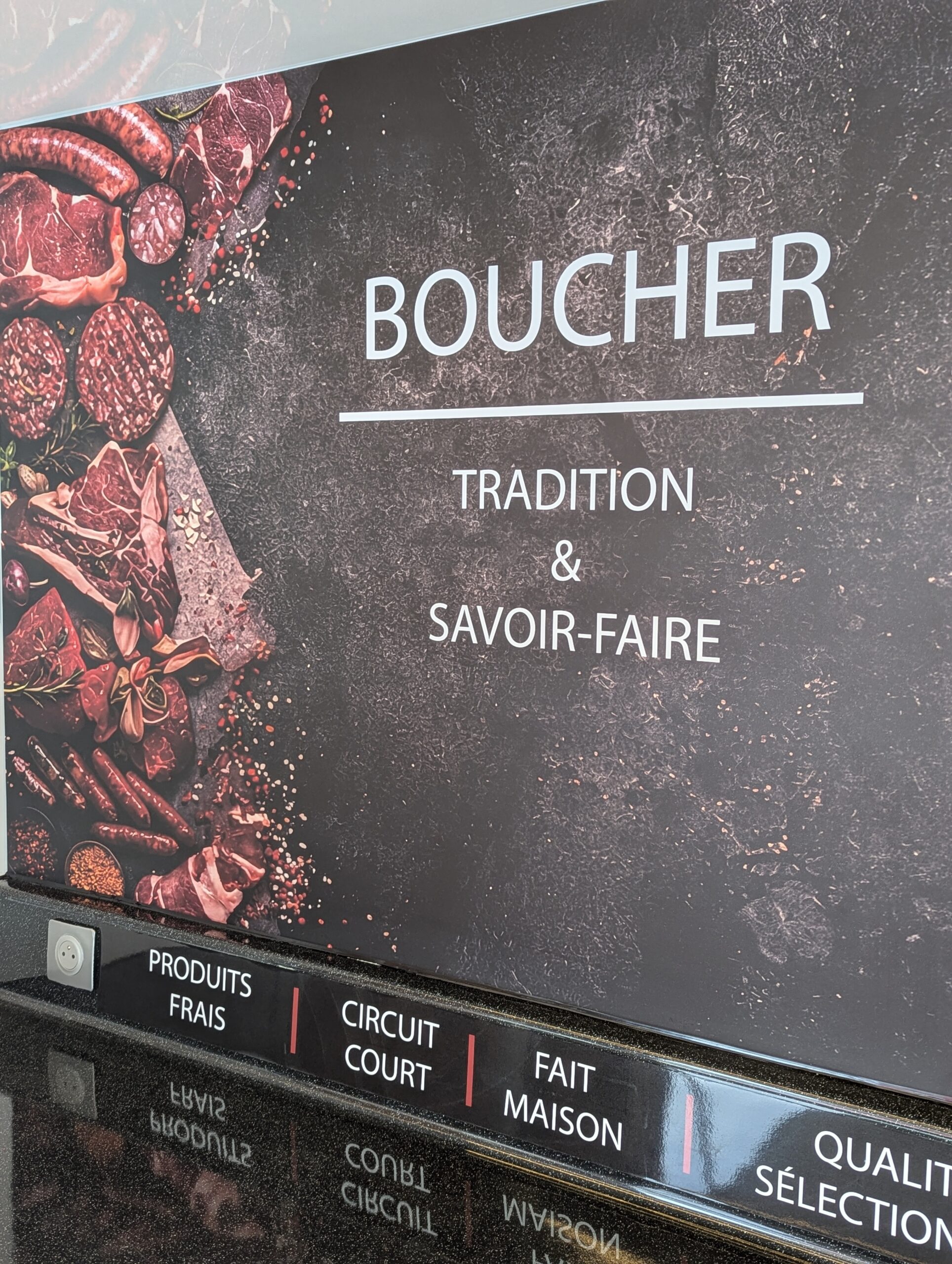 intérieur camion boucherie fromagerie avec vitrine